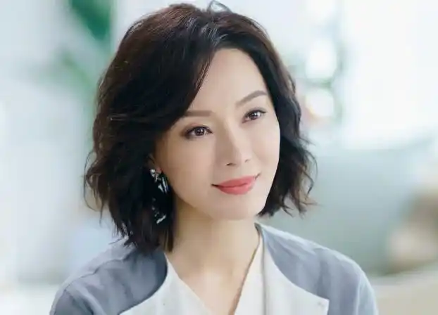 女人到了中年发型别再乱剪试试陈数的短烫发这样洋气减龄