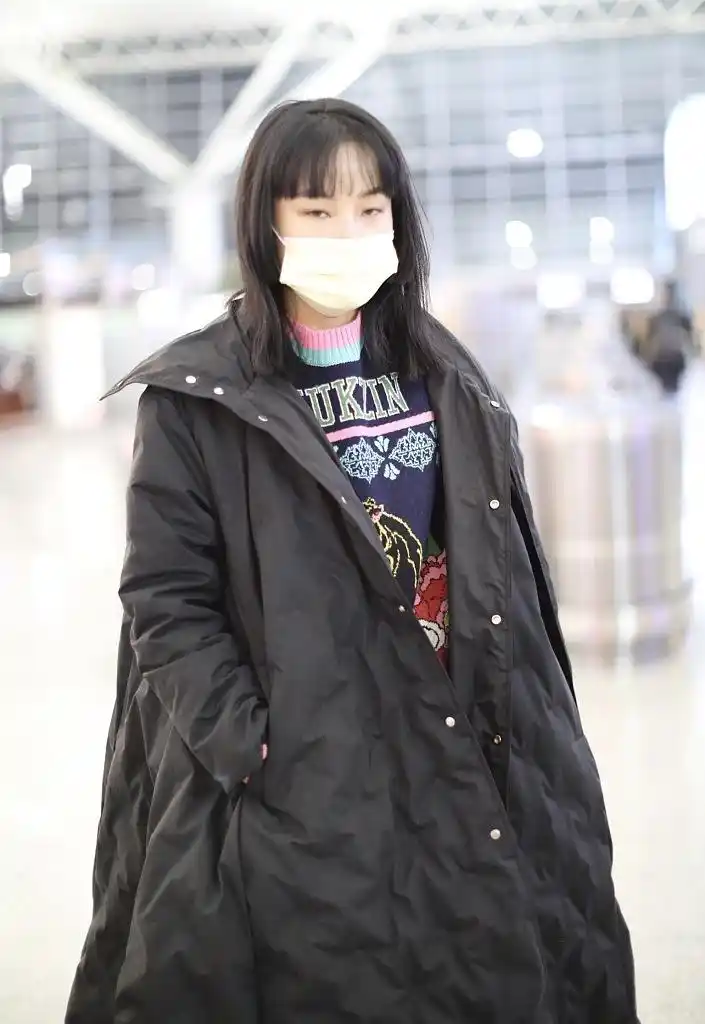 简介:黄龄素颜赶飞机随性撩发机场照图片,分享一组黄龄图片给大家,图