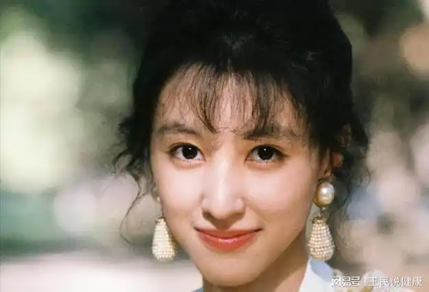 华晨宇女友着装惹争议身穿两块布大秀身材瘦骨嶙峋太吓人