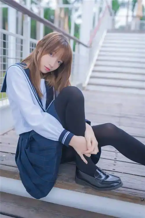 jk制服_插图jk制服写真:细长的黑色丝袜7