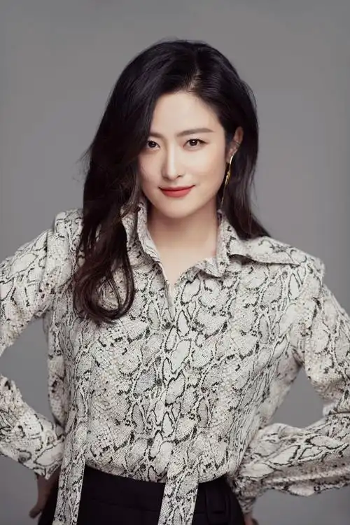 连衣裙的徐百慧,大方秀出精致锁骨和性感美肩,高贵冷艳的气质显露无遗