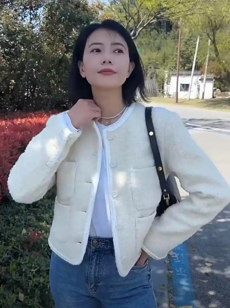 高圆圆一身休闲装在公园遛弯,短发显精神,简单的白色外套和牛仔裤在她