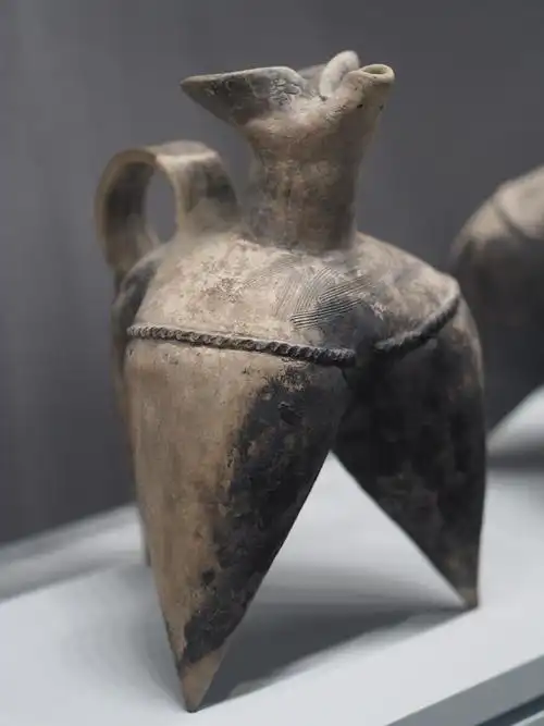 良渚文化陶鬹吴中博物馆藏