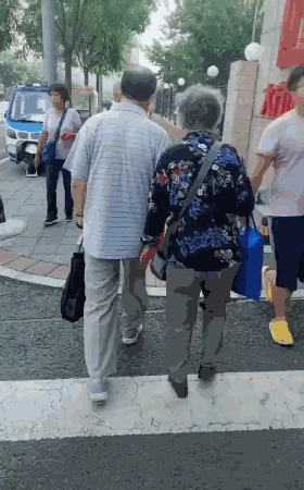 1000万赞的抖音视频看哭无数人好的爱情转眼就是一生