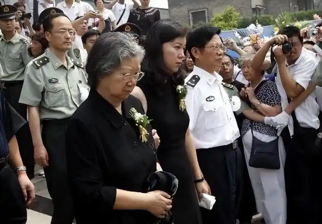 2022年刘思齐病逝李讷李敏无法到场送别四个孩子同框场面感人