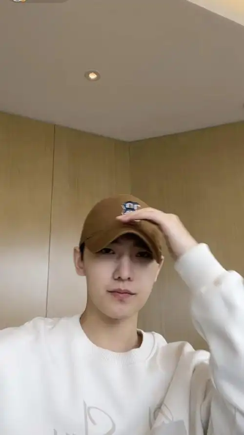 杨洋直播生图宝子们纯素颜状态啊是真的好帅杨洋