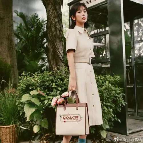 跟着@杨紫一起放慢生活的脚步,悦享美好春日～#coach2021春夏系列#高