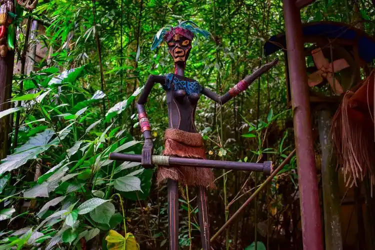 皮肤黝黑且身上画着符文寓言的甑皮岩人