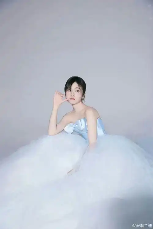 李兰迪把社交平台账号背景图换成了余周周!