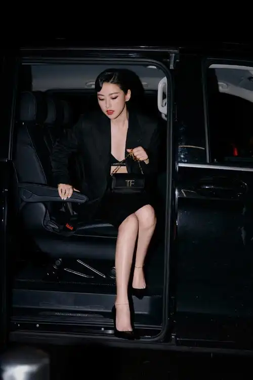 hello时装周##朱珠看秀眼神霸总感