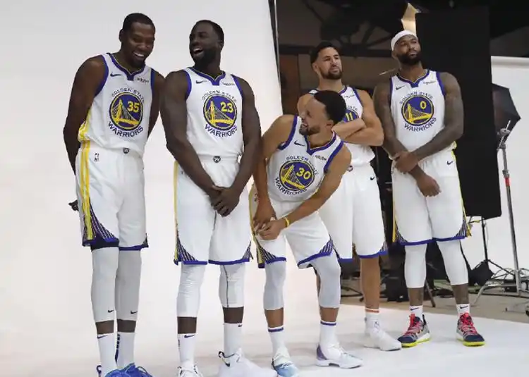 勇士全家福照来袭:kd身高成焦点,考辛斯遭球迷花样"调侃"!