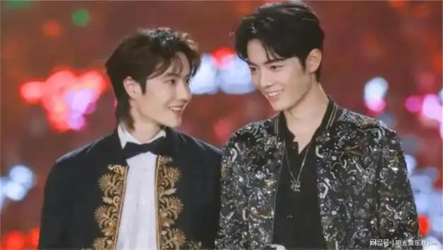 王一博与美女机车老板合影登上热搜,注意看肖战的反应,解释一下