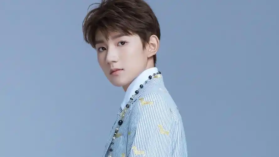 44m上传时间:2020-06-16壁纸标签:内地明星王源明星风尚壁纸封面图