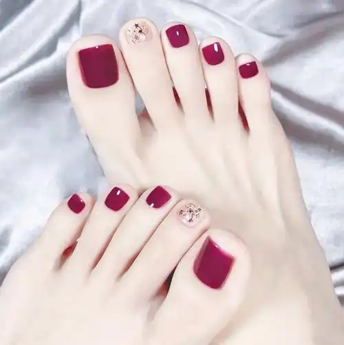 冰透葡萄紫跳色显白脚趾甲美甲图