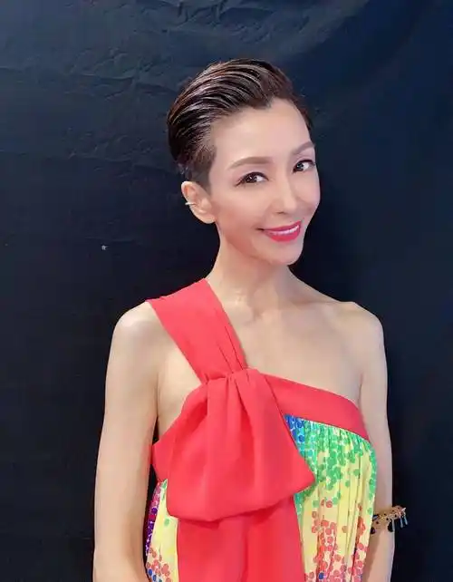 原创69年伍咏薇超敢穿一袭单肩彩色连衣裙配短发骨感身材像超模