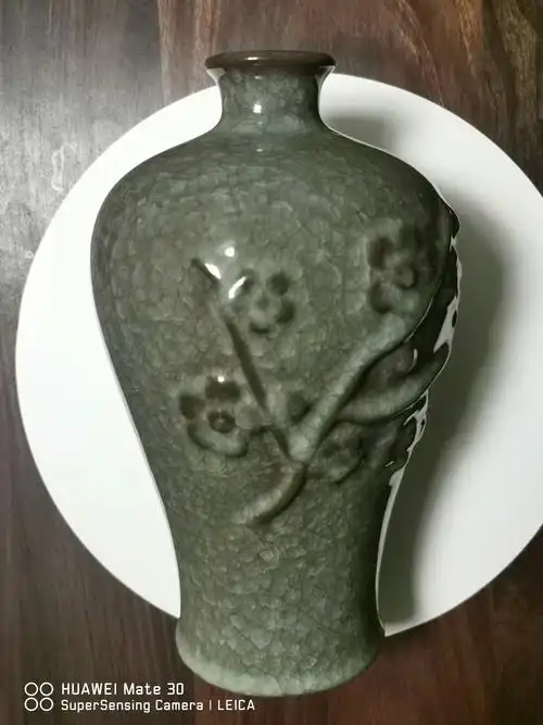 分享古典艺术〈宋官窑冰裂纹梅瓶〉器型之美