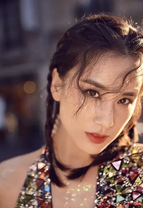 杨子与前妻女儿黄圣依的颜值和气质保持不变,身材保养得很好,无论是