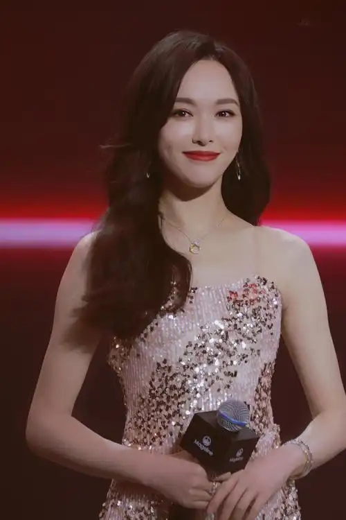 唐嫣抹胸亮片裙造型生图,端庄优雅迷人!