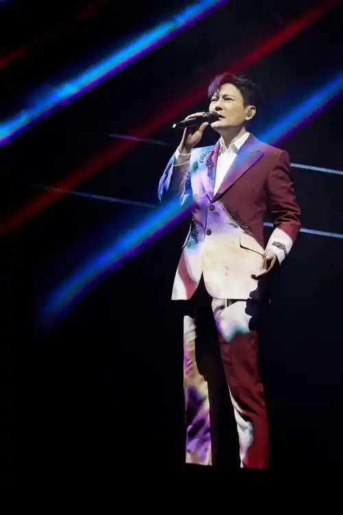 0温州站再现万人合唱,张信哲《雨后》新装满满设计感_歌迷_演出_音乐