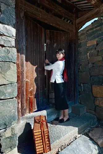 一个走在古巷里的怀旧女孩!