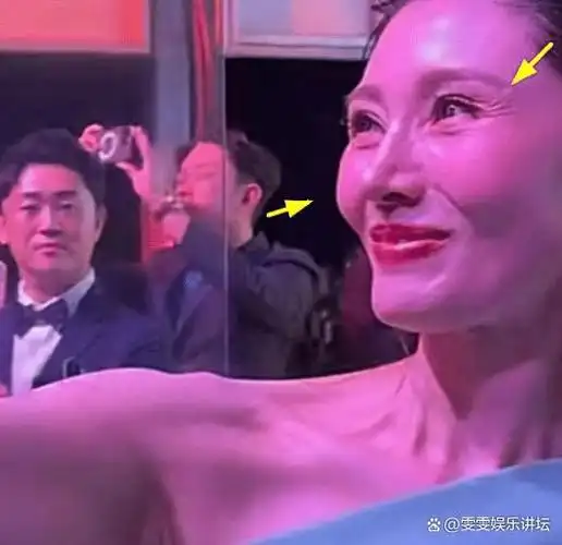 53岁李嘉欣日本赏樱花背23万包脖子暴露年龄和许晋亨太恩爱