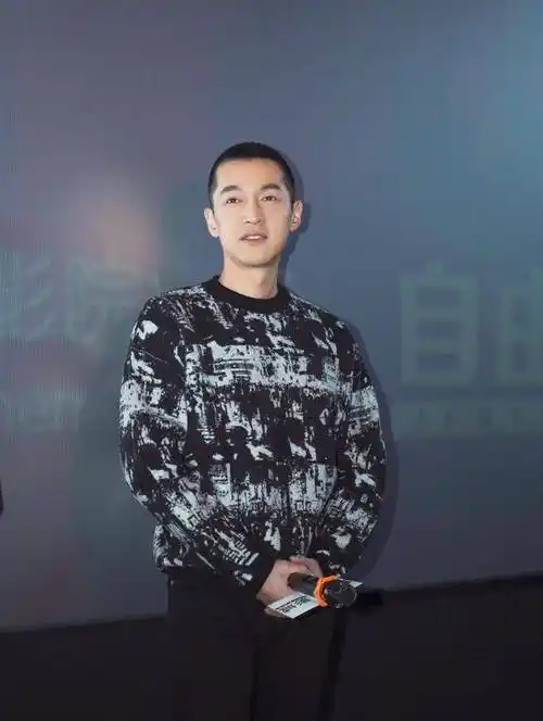 胡歌轻松经受住寸头考验,清爽短发重返颜值巅峰,37岁帅出新高度