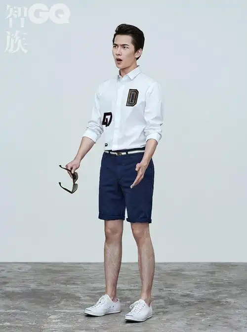 杨洋学院风大片曝光 表情鬼马潮范儿十足