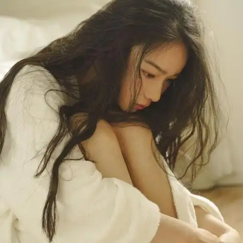 会员免费描述:孤单一个人的美女头像,一个人,美女,女头,孤单,孤独