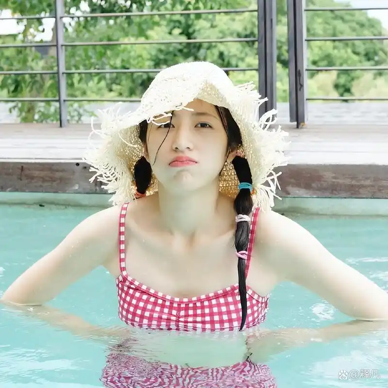 周雨彤24岁泳装照太惊艳!雪肤玉貌美得就像水芙蓉