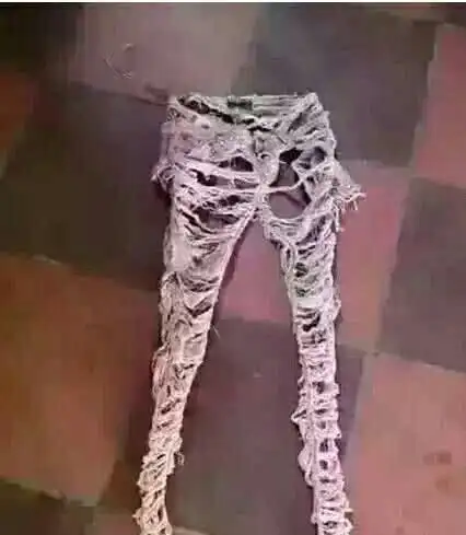 妹子,本来就有很多洞在你裤子上,这下可好在洗衣机彻底洗坏了