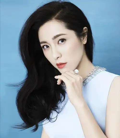 曾黎,这位被赞誉为"中戏最美校花"的女神,曾经以她的魅力迷倒了无数