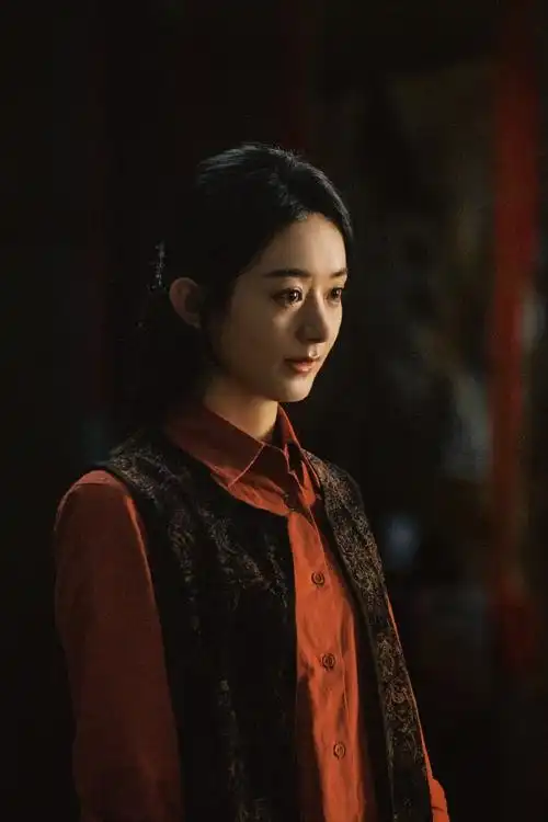 赵丽颖最新剧照曝光披肩卷发造型气质温柔