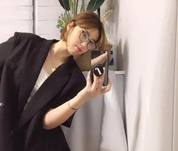 戴眼镜女生的短发仙气十足