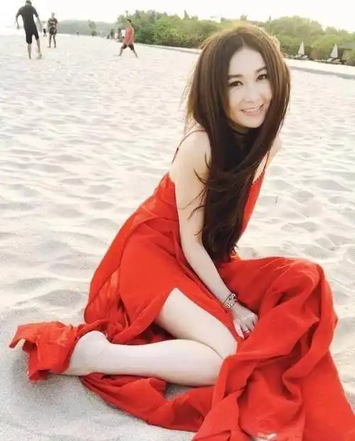 原创15岁被导演发掘,搭档过天王,嫁富商后淡出,今成这样_温碧霞_女神_