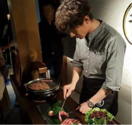 一边狂撩赵丽颖一边和小11岁女友同居林更新你糊涂啊