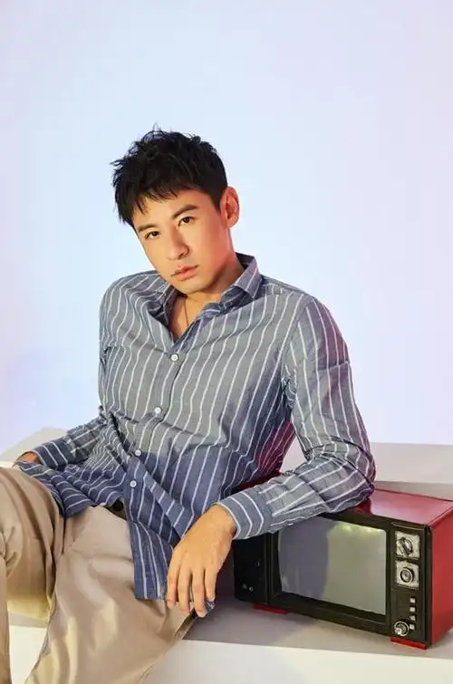 钱泳辰最新时尚写真曝光 时尚简约尽展型男魅力