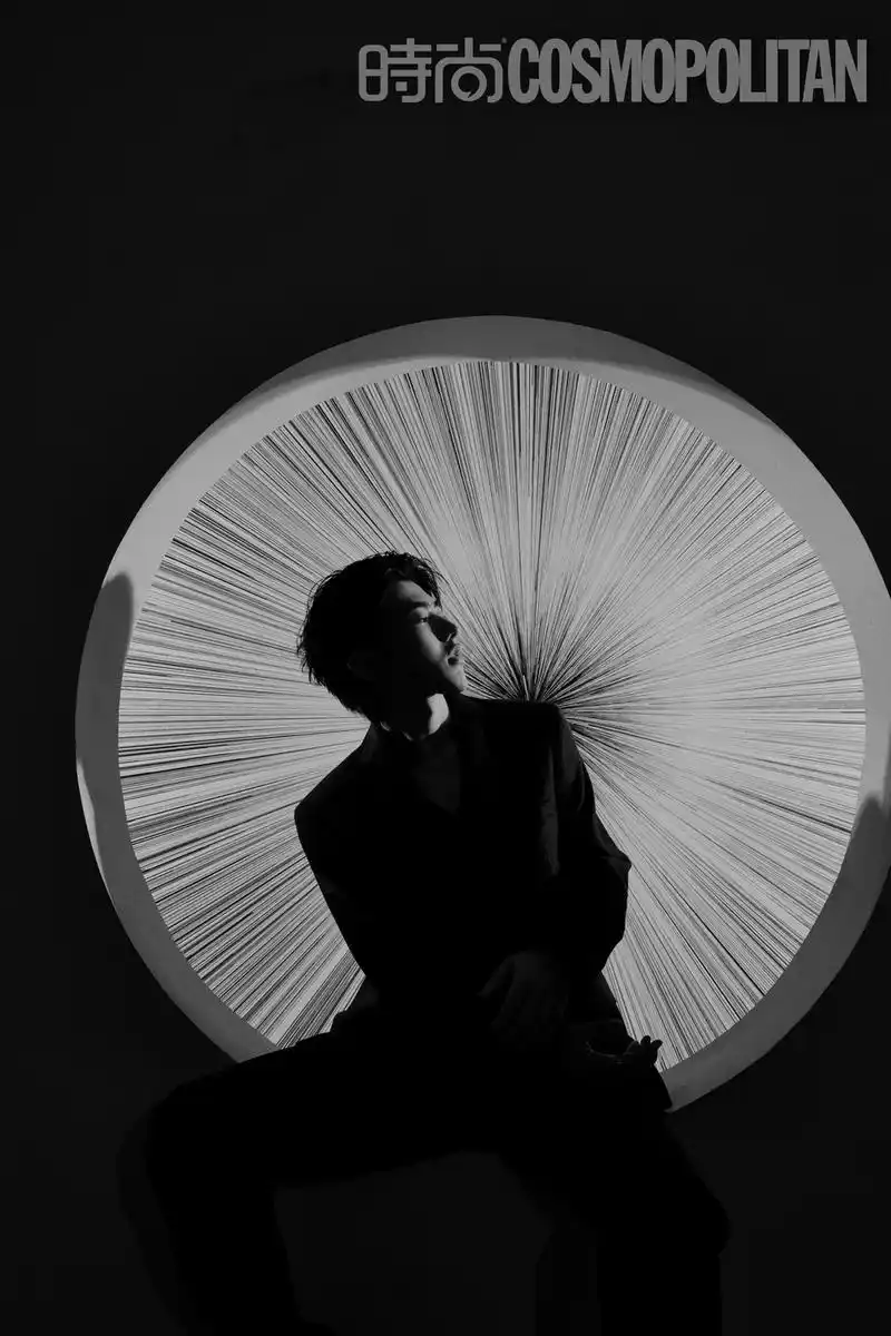 蔡徐坤一身黑色02帅气十足