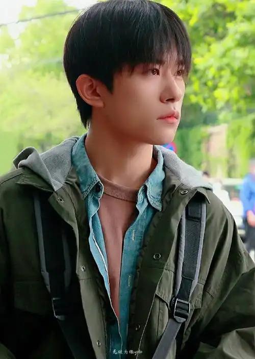 tfboys超话‖#易烊千玺送你一朵小红花#92 韦一航的生活影集@tfboys