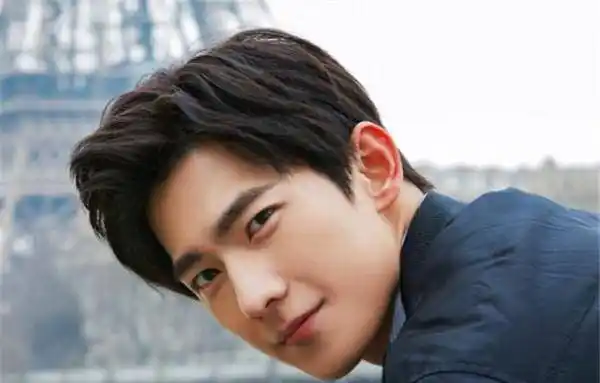 杨洋算是娱乐圈360°无死角的帅气男明星,有着令人惊艳的颜值,清新