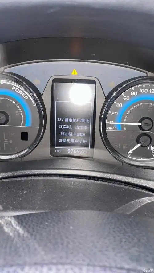 双擎卡罗拉12v蓄电池电量低