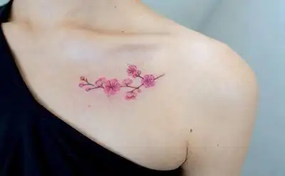 21张女生锁骨梅花纹身图案