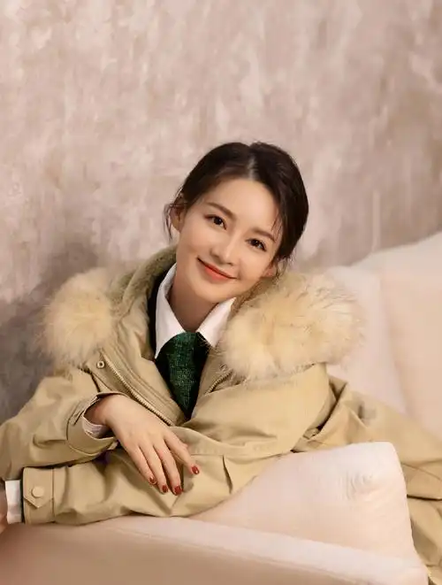 李沁抱黄景瑜,"绅士手"吓得男方四肢僵直,高情商被全网称赞