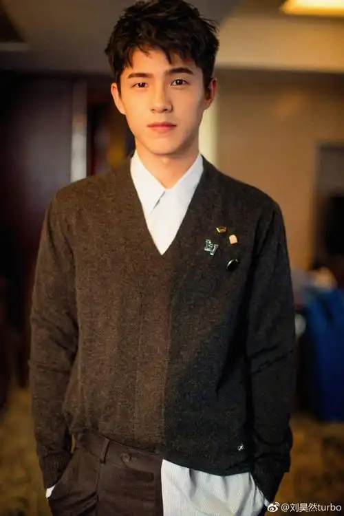 刘昊然梳了个大背头瞬间老十岁网友像小沈阳