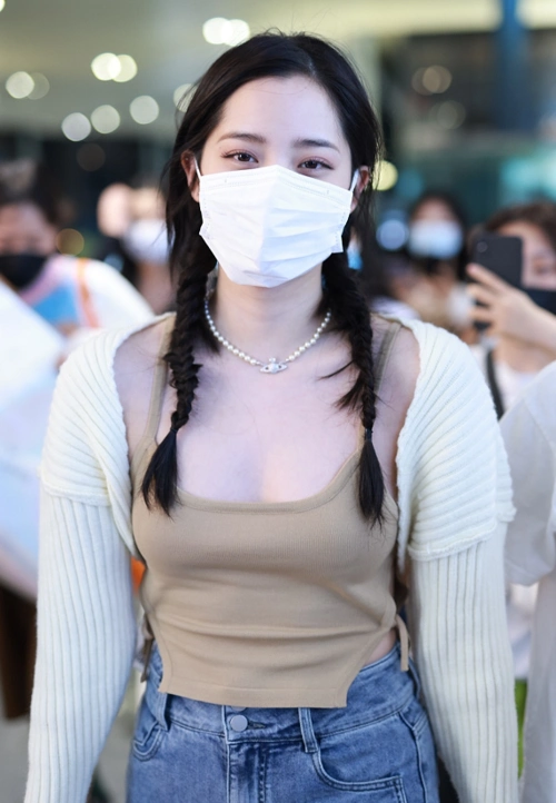 欧阳娜娜对自己身材真自信吊带搭短开衫太显胖不是谁都能驾驭