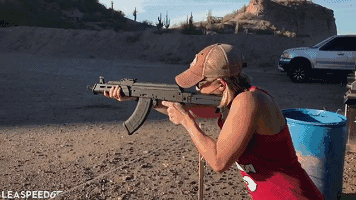 靶场上的大轮胎说翻就翻:看到她身后的那几桶蛋白粉了吗?