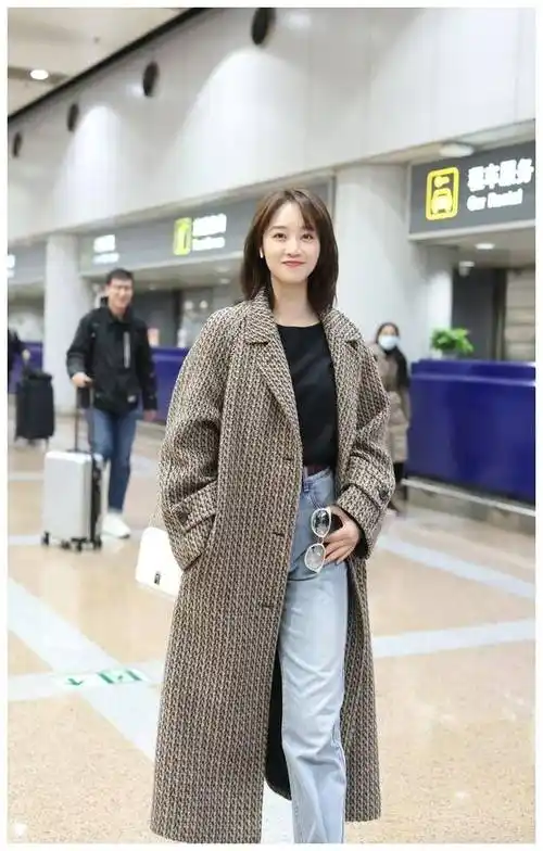 原创蓝盈莹潇洒走机场身高不到170cm穿格纹大衣却气场十足