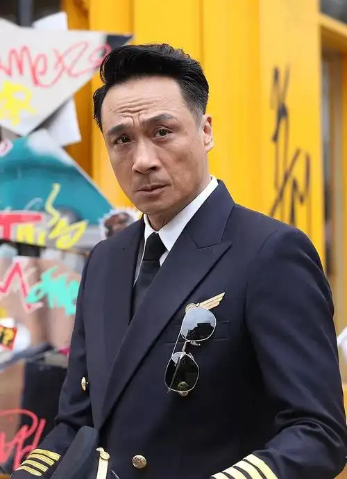 拿奖, 身为香港特殊时代产生的混血儿, 黄秋生小时候因为长相常受欺负