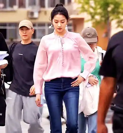 关晓彤烟台录节目,25岁身材曼妙气质迷人,网友:相信鹿晗的眼光_美女