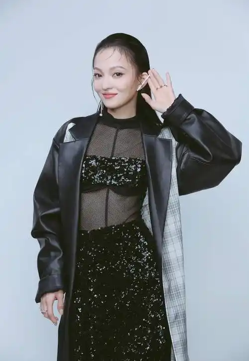 原创张韶涵穿搭耍心机为掩饰自己小个子劣势裙子特意选高腰款