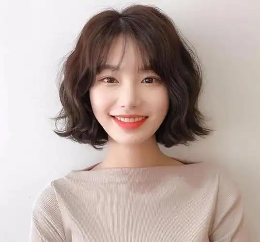 头顶头发少烫什么发型,女士头发细软少适合的发型